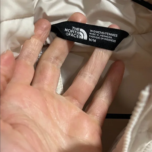 The North Face Women's Off-White Quilted Puffer Jacket - Picture 7 of 9